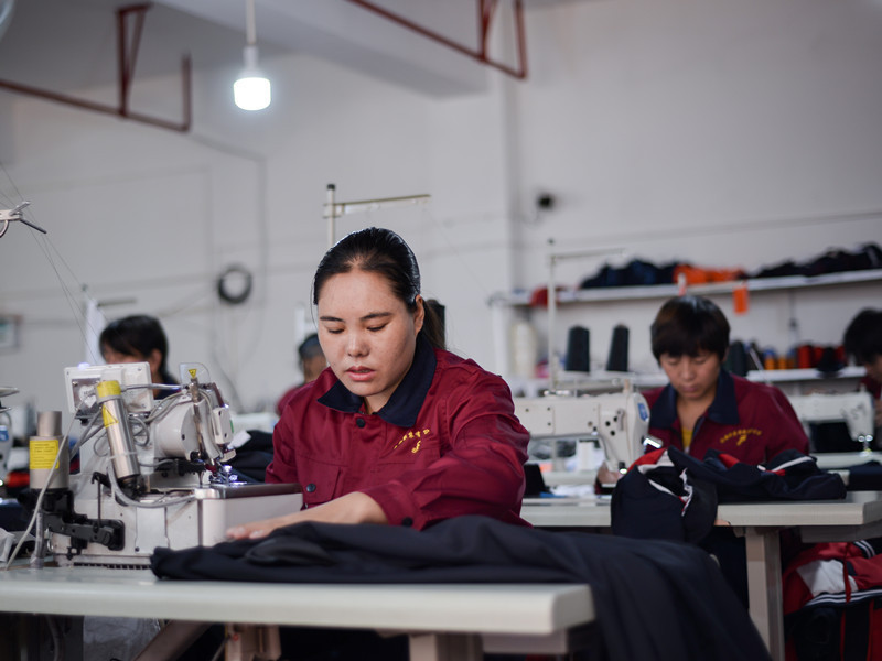 After more than 4 months of training, Luo Erye has become a skilled sewing worker in the poverty alleviation workshop.  .jpg?  x-oss-process = style / w10