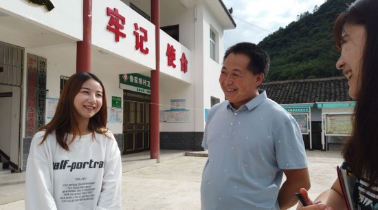 汉中市鲁家坝村村书记王太平（中）和00后工作人员王莉（左）接受人民网采访。人民网王震摄