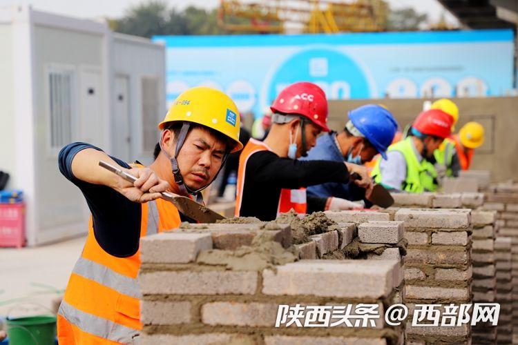 建筑工人正在砌墙