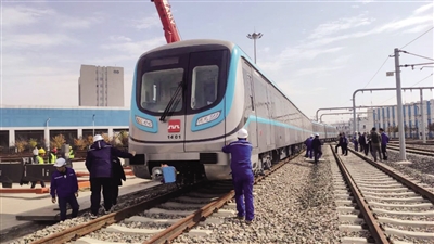 列电客车抵达西安 整列车额定载员1404人