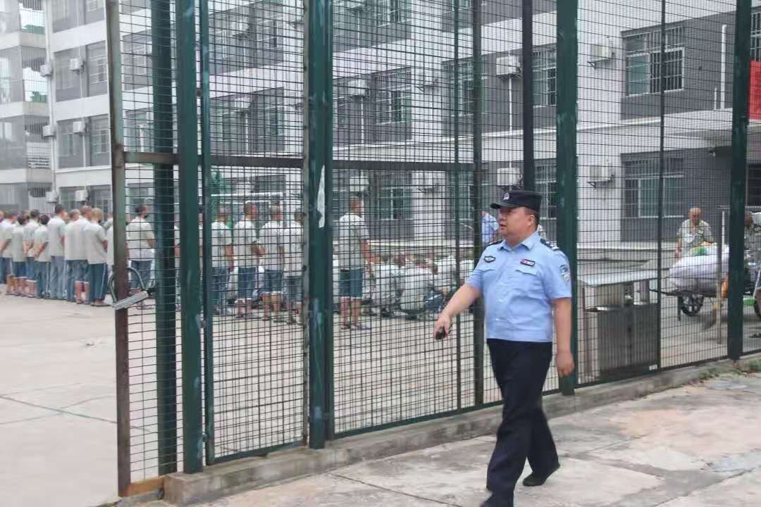赤山监狱狱警在监内巡查。“湖南赤山监狱”微信公众号  图