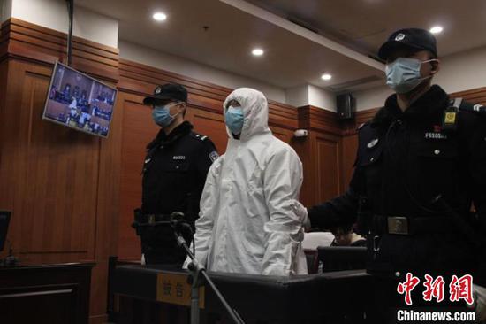 西安男子售卖27万只假口罩 获刑五年六个月处罚人民币60万元