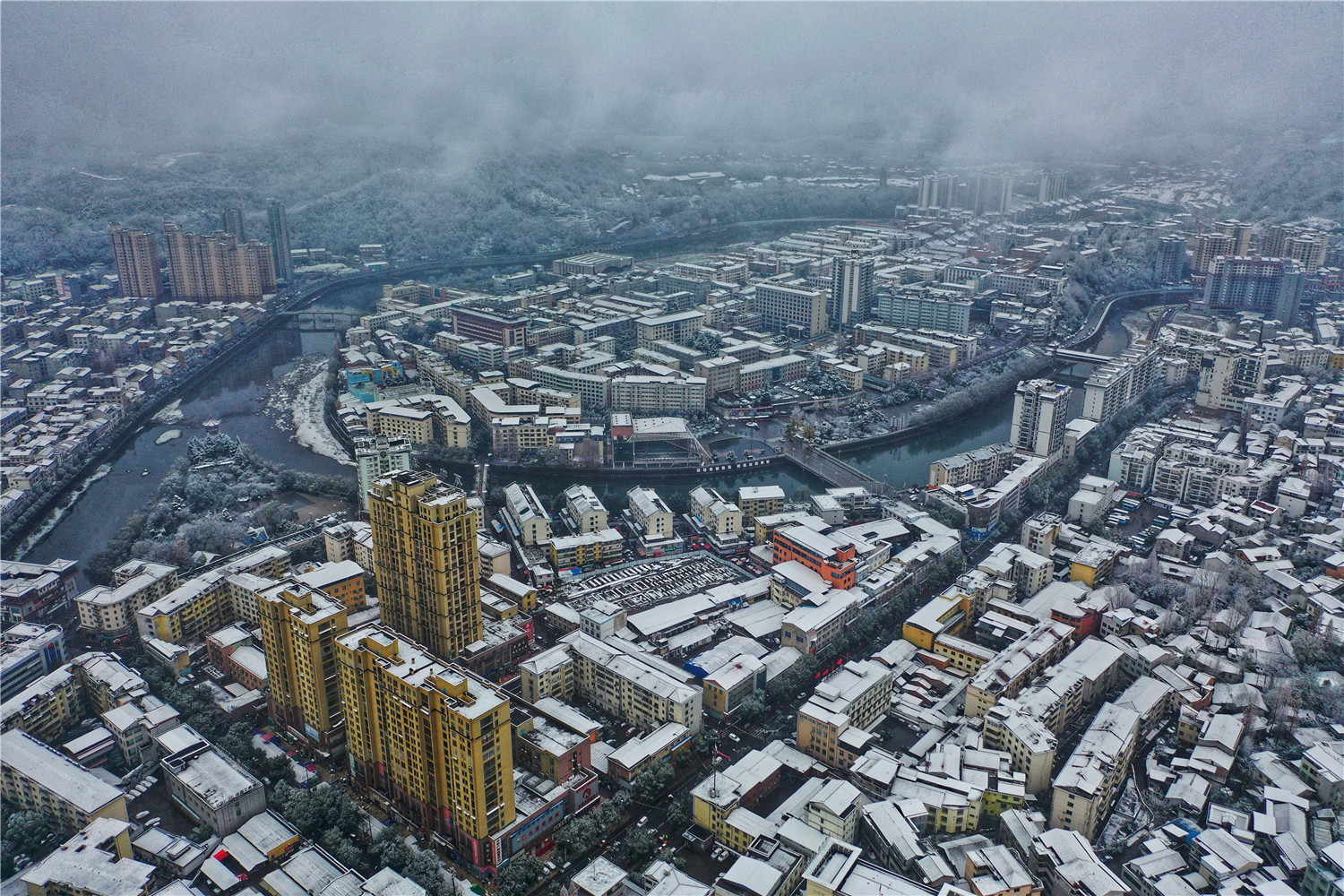 鸟瞰宁强县城雪景.蒋华 摄