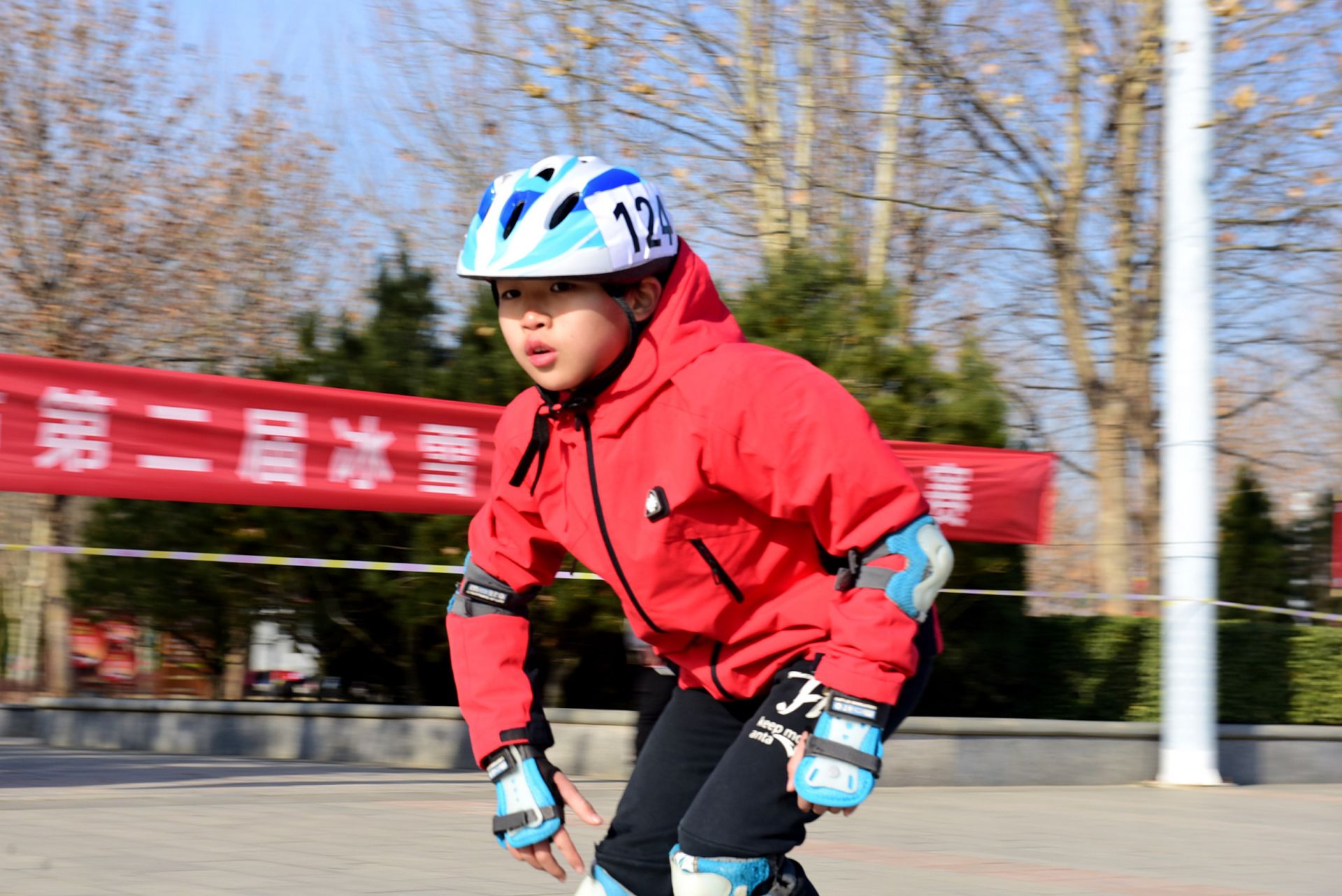 2020年12月19日，在河北省石家庄市新乐市伏羲公园，少年儿童在进行轮滑比赛。人民视觉 图