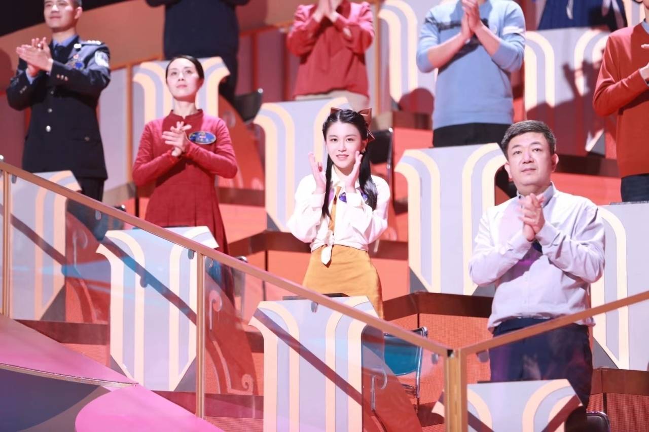 王家明美（右二）亮相中国诗词大会第六季百人团