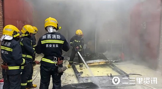 西安方欣市场仓库今天突发 其中存放大量泡沫板