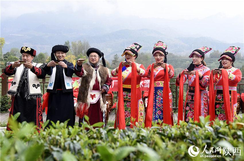 宁强县新宁酒厂人员通过镜头向游客唱羌族咂酒歌，欢度羌历新年。黎德华摄