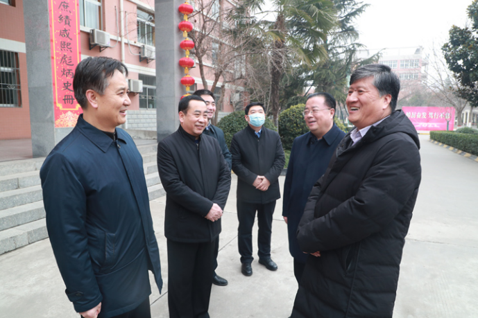 陕西省委教育工委书记王建利一行看望陕西中医药大学留校学生