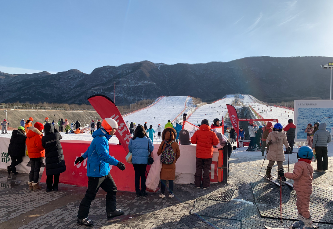 北京冬奥引发滑雪热雪场入口排长队有的营业延至23点