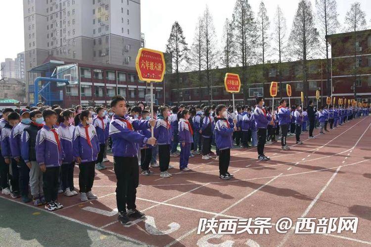 西部网讯  日前,在西安市鄠邑区东关小学的升国旗仪式上,学生们在老师