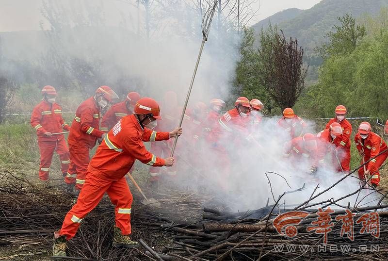 周围的路段已被警戒,新疆森林消防总队陕西驻防队伍派出了60名指战员