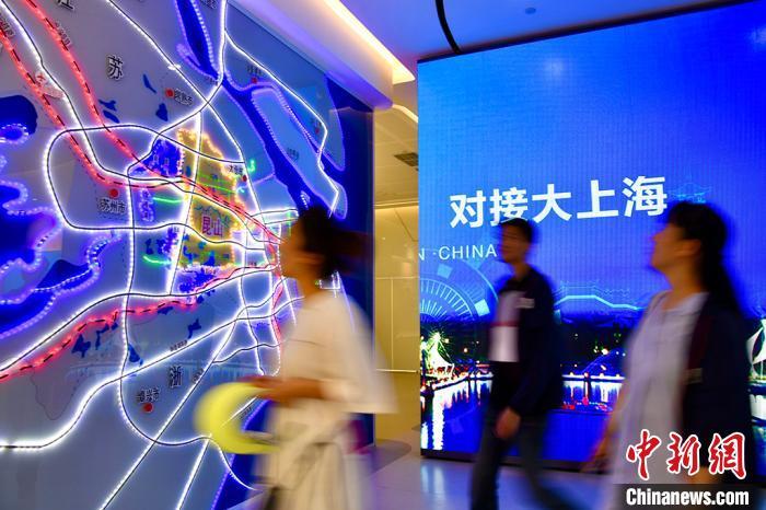 资料图：昆山融入长三角对接大上海展示馆运用了多种多媒体展示技术，精彩纷呈地展示了昆山的未来规划与发展蓝图。 肖勇 摄