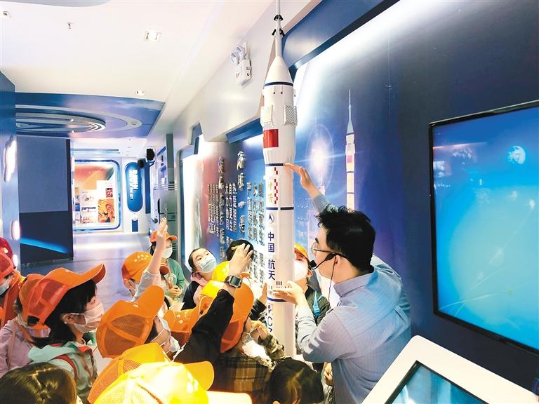 "……孩子们的"飞天梦"里,总是充满求知和探索欲.