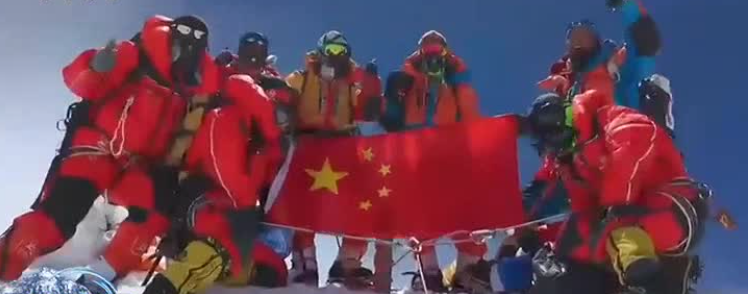 登頂！科考隊員在珠峰峰頂展示國旗