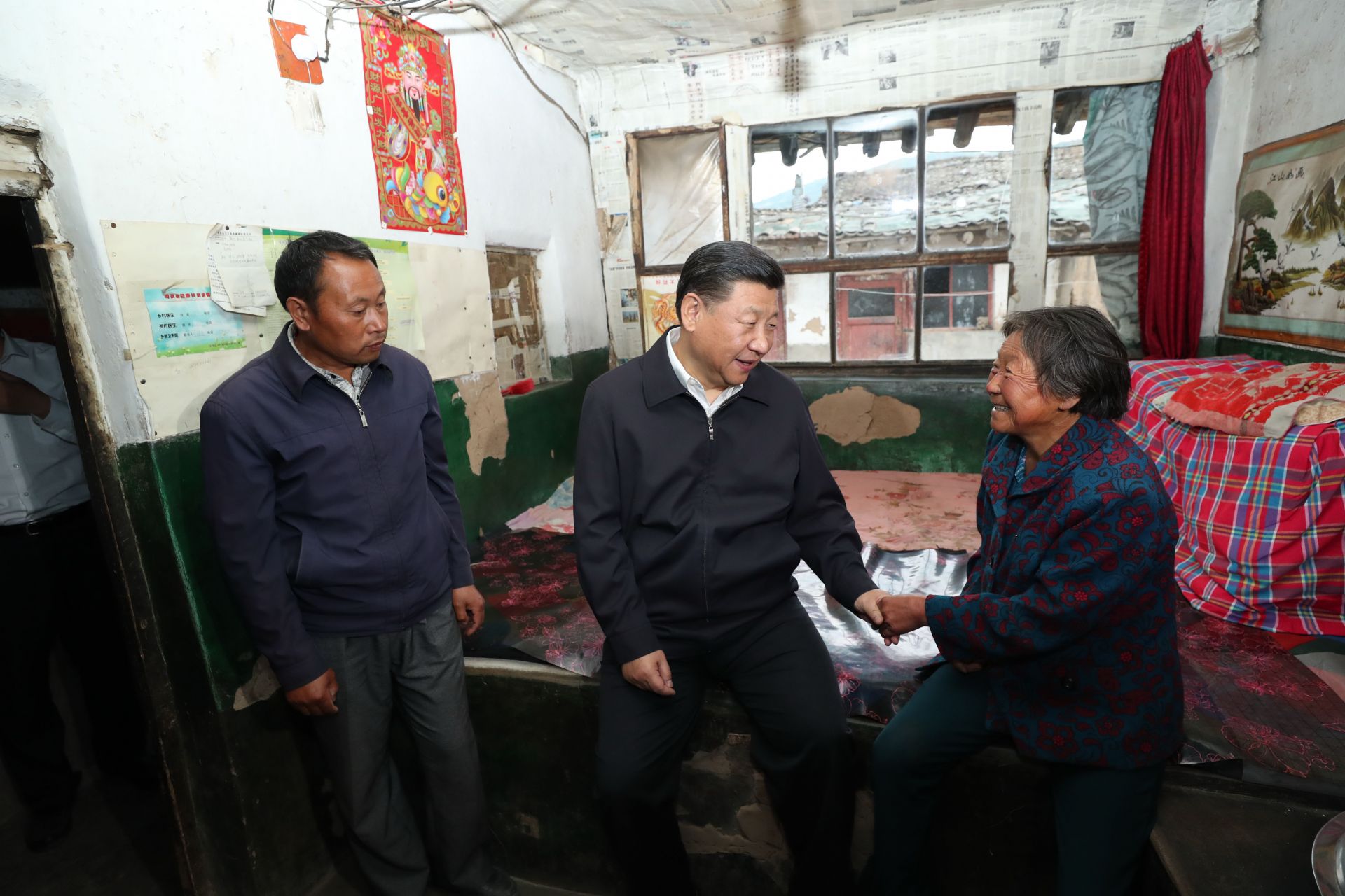 2017年6月21日，习近平总书记来到山西省忻州市岢岚县赵家洼村看望贫困村民王三女。