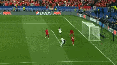 本泽马射门前，利物浦球员“被迫”碰到了皮球。