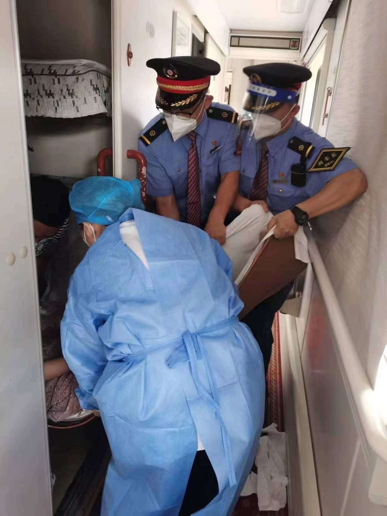 列车即将到站 众人协力救助临盆孕妇 - 西部网（陕西新闻网）