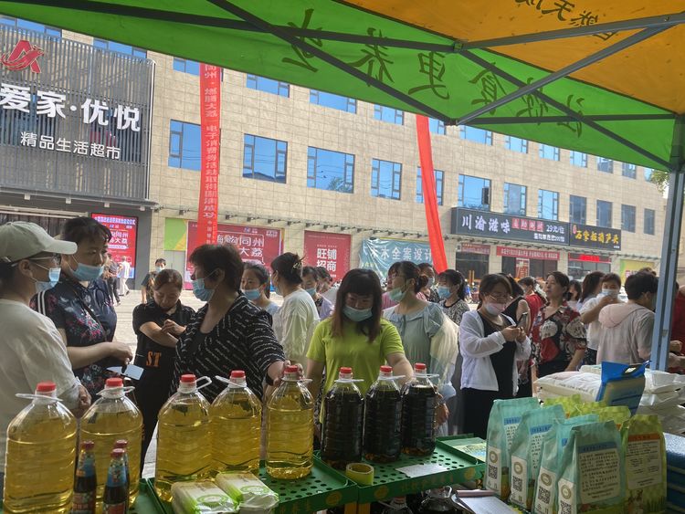 繁华街区特色一览购物休闲美食汇聚之地