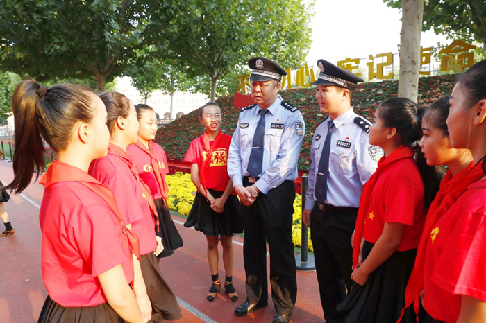 天津市公安局持續深化社區警務與基層網格融合，基層民警對中小學生進行假期安全宣講。天津市公安局供圖