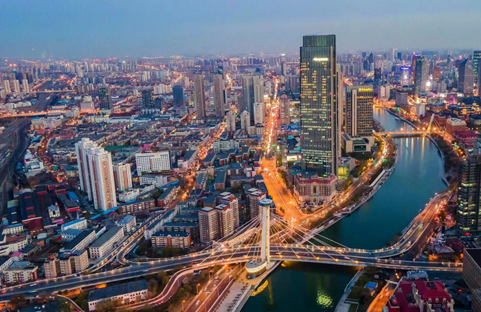 海河東岸，燈光璀璨。河東區積極融入“津城”“濱城”雙城發展格局，為天津打造自主創新的重要源頭和原始創新的主要策源地貢獻河東力量。河東區融媒體中心供圖