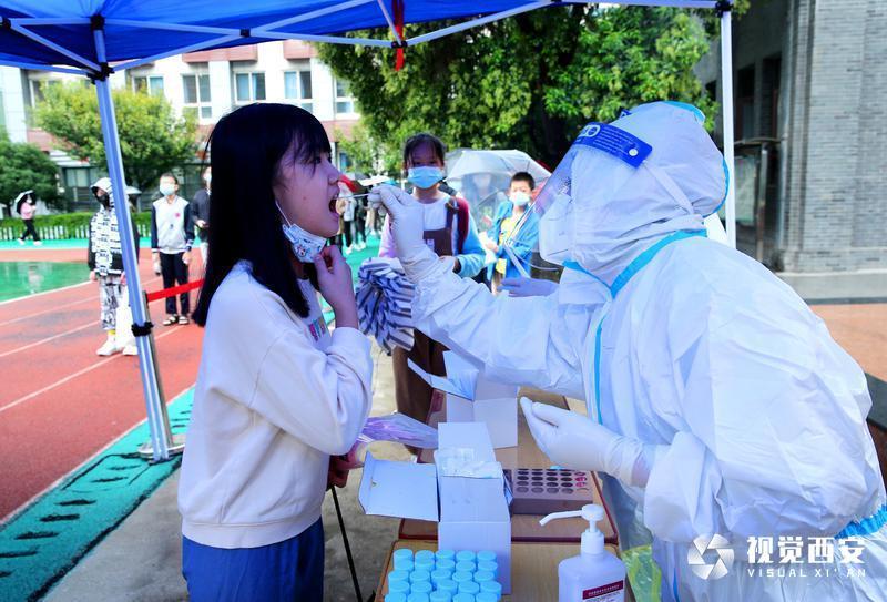 开学在即 师生有序进行核酸检测 - 西部网(陕西新闻网)