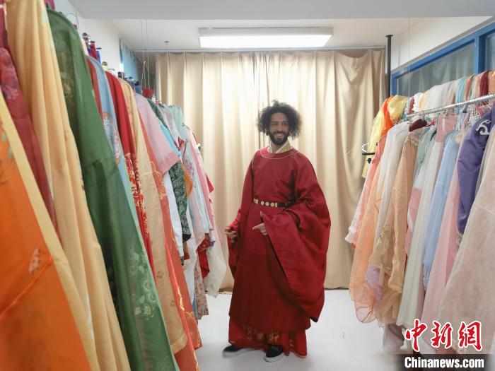 图为刚换上汉服的安安。 杨英琦 摄