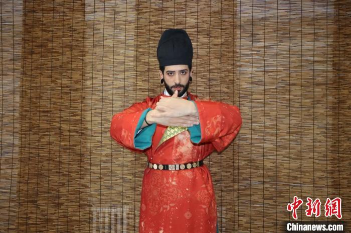 图为安安正在学习行礼姿势。 李一璠 摄