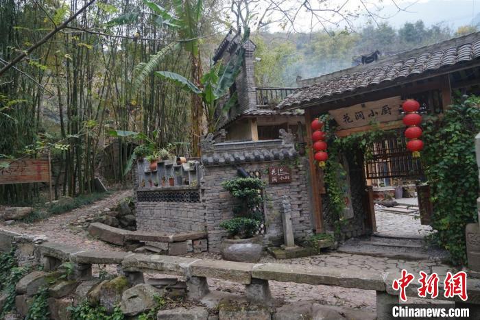 图为丰都三建乡绿春坝村保家楼将闲置农房变为农家乐促农增收。 王婷婷 摄