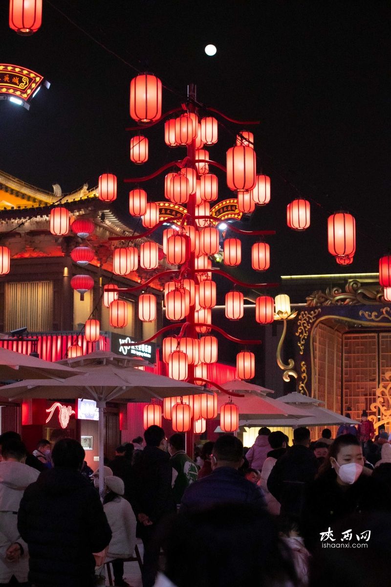 大唐不夜城游玩的游客