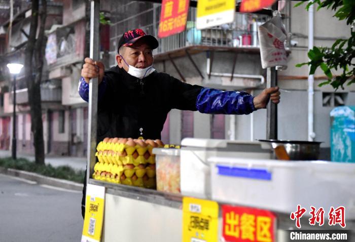 陈人泽准备从住地出摊。 吕明 摄
