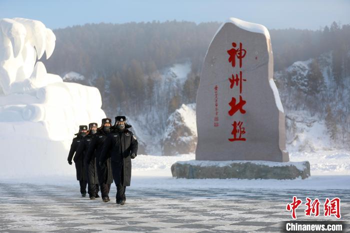 民警在北极广场巡逻。 孙铂程 摄