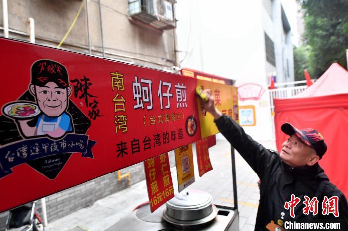 陈人泽正在清理餐车。 吕明 摄