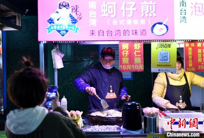 陈人泽正在做“蚵仔煎”。 吕明 摄