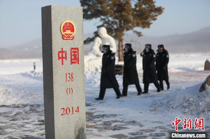 民警在界碑旁巡逻。 孙铂程 摄