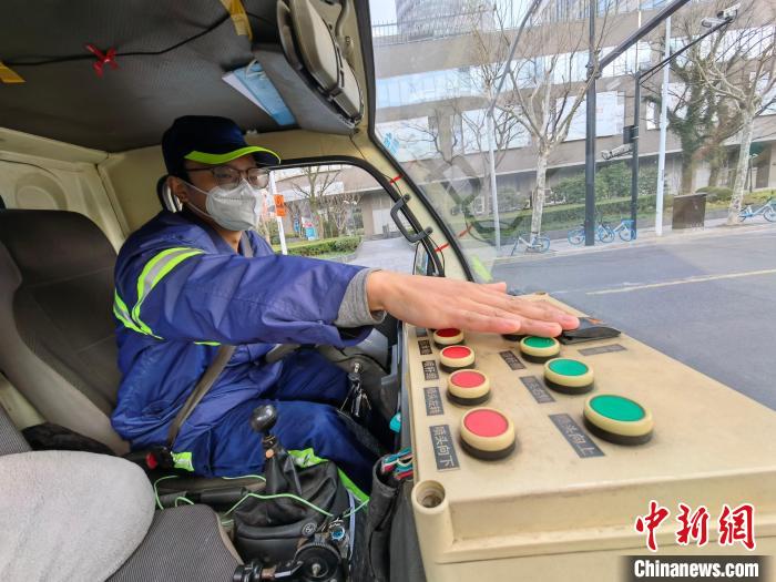 （新春走基层）大年三十沪上这群年轻人坚守岗位让民众安享团圆