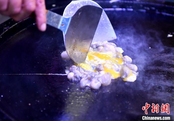 陈人泽正在做“蚵仔煎”。 吕明 摄