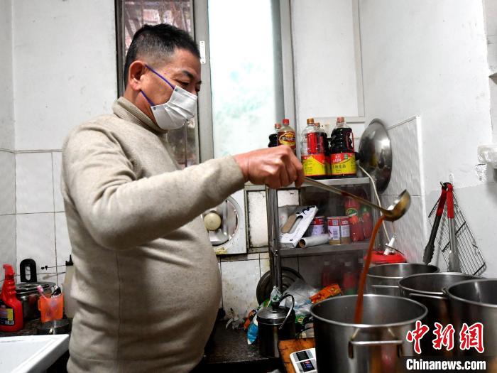 陈人泽正在制作“蚵仔煎”秘制酱汁。 吕明 摄