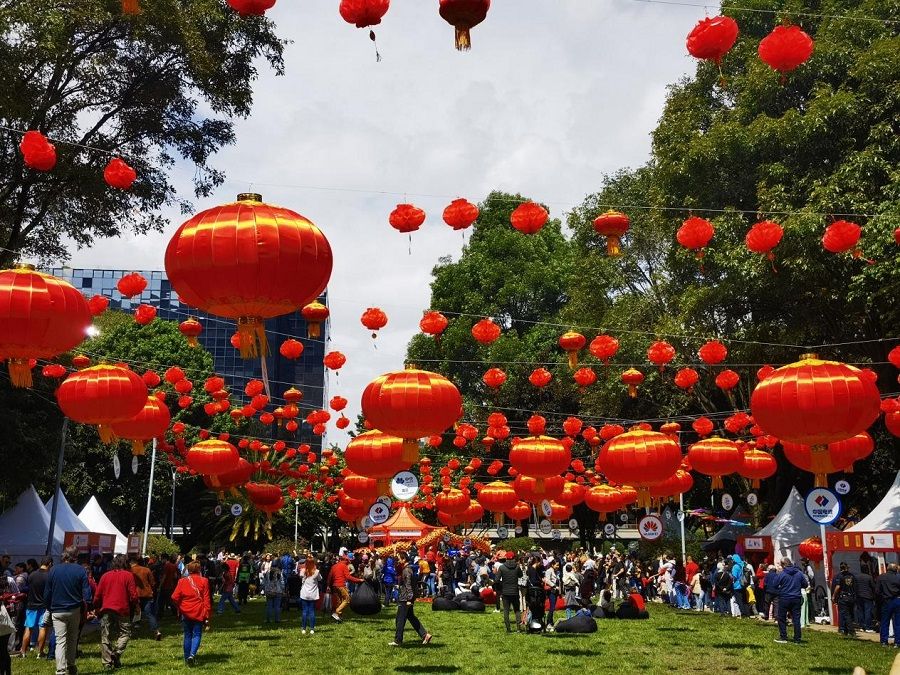 气氛喜庆的庙会现场。中国驻哥伦比亚使馆供图