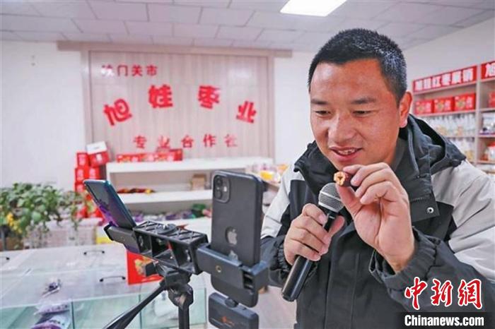 第二师三十六团职工薛旭阳在网上销售自家种植的红枣等产品。 李嘉成 摄