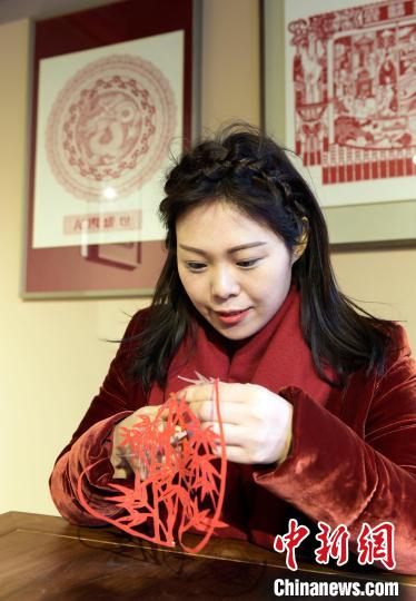 图为梁巧艳在剪窗花。 王娇妮 摄 图为梁巧艳在剪窗花。 王娇妮 摄