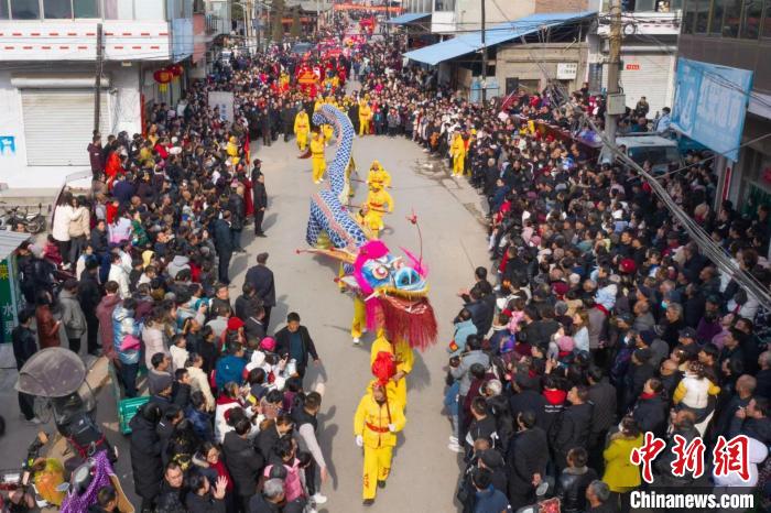 一场舞龙表演在欢呼喝彩声中掀起高潮。 武俊杰 摄 一场舞龙表演在欢呼喝彩声中掀起高潮。 武俊杰 摄