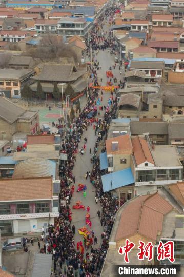 泉掌村锣鼓喧天,人潮涌动,展演的队伍填满街巷。 武俊杰 摄 泉掌村锣鼓喧天,人潮涌动,展演的队伍填满街巷。 武俊杰 摄