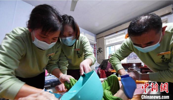 张慧和同事一起为老人进行助浴服务。 受访者供图
