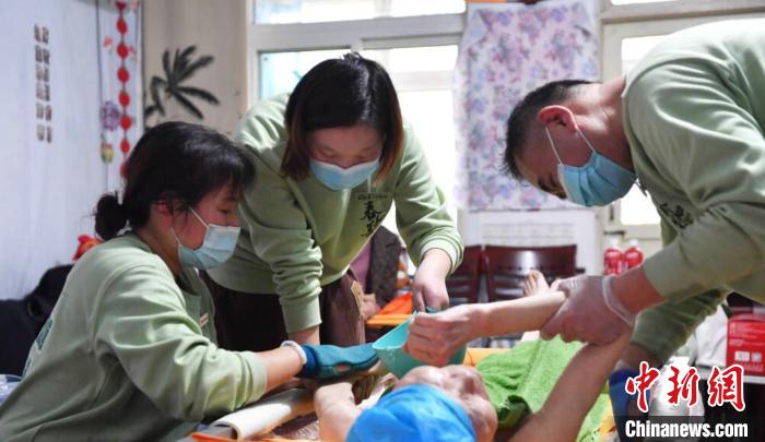 张慧和同事一起为老人进行助浴服务。 受访者供图