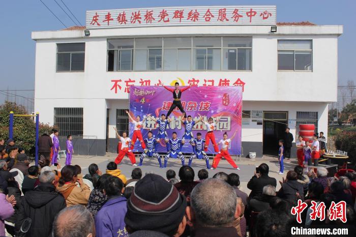 杂技演员深入乡村送节目。 江苏省杂技团供图