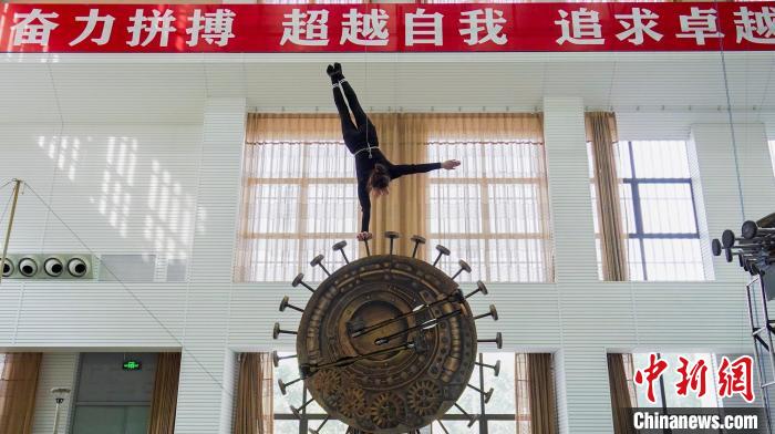 今年16岁的王梦尘凭借《炼——倒立技巧》摘得中国杂技比赛最高奖“金菊奖”。 蔡群 摄