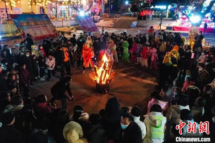 篝火吸引游客围观。 李红卫 摄