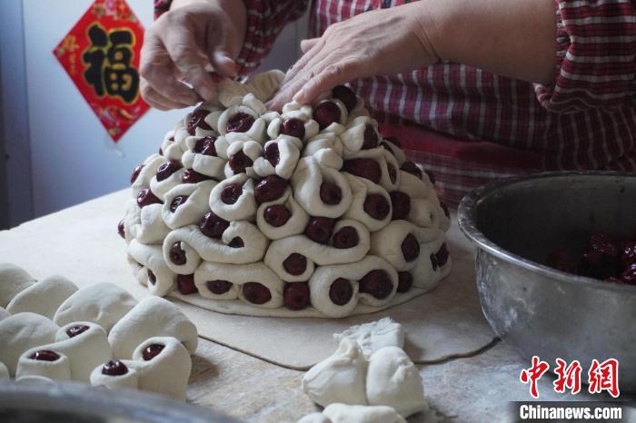 灯糕的主要材料是白面和红枣，一层一层制作，越高越好。 李玲 摄