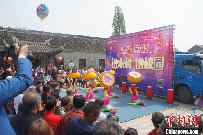 江苏省杂技团将精彩节目送到群众家门口。 江苏省杂技团供图