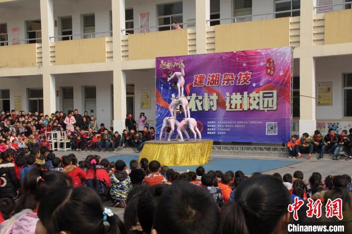 惠民演出深受基层百姓欢迎。 江苏省杂技团供图